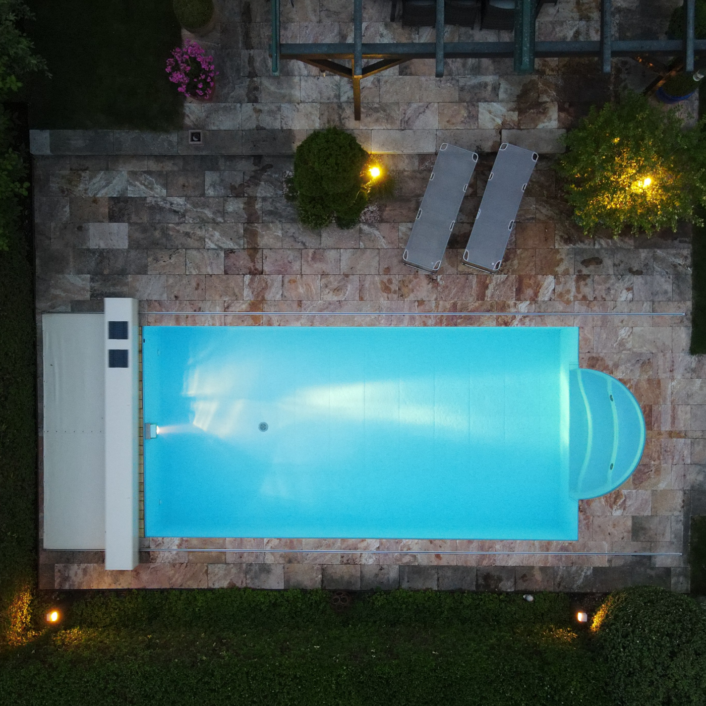 Pool im dunkeln von oben mit eingeschaltetem Licht