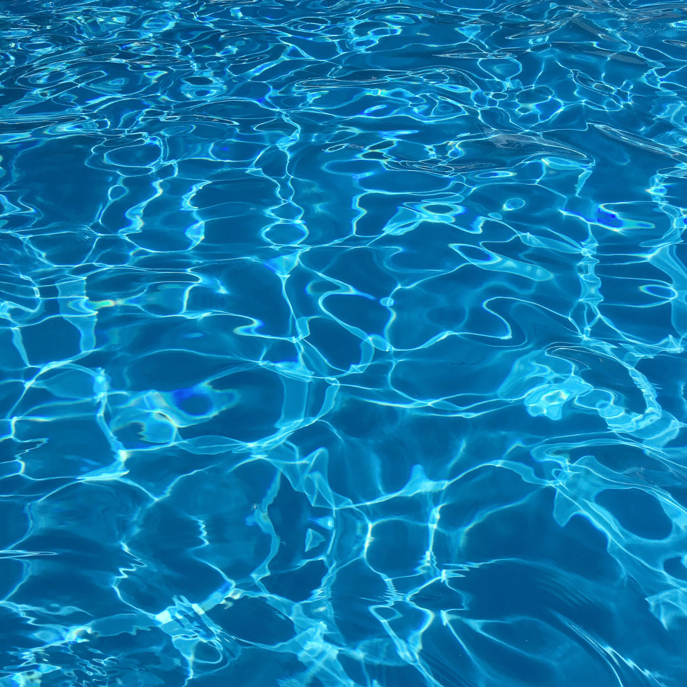 Schimmernde Wasseroberfläche