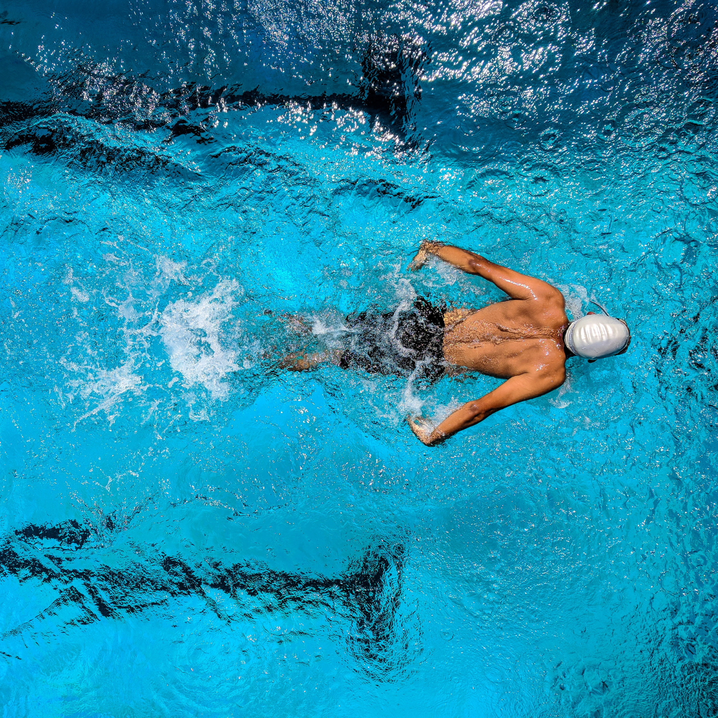 Mann schwimmt im Wasser