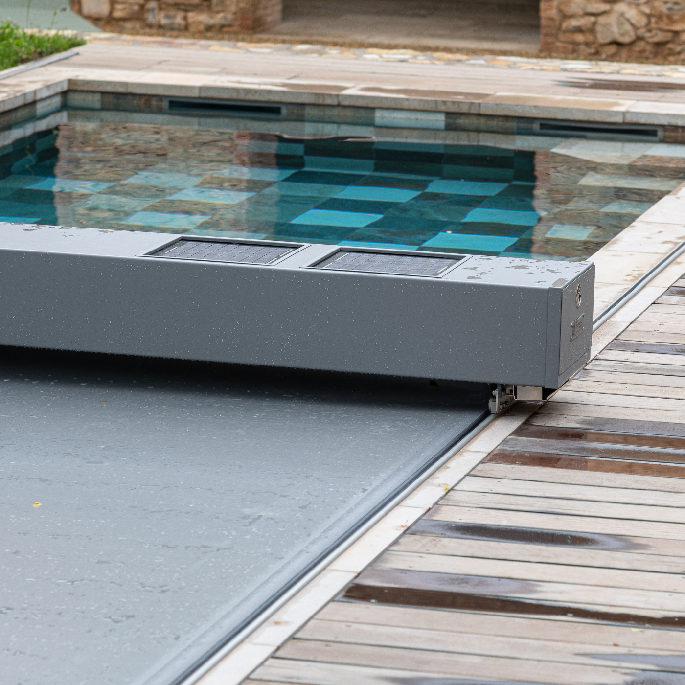 Pool mit Checkboard Muster und Nahaufnahme auf Poolabdeckung