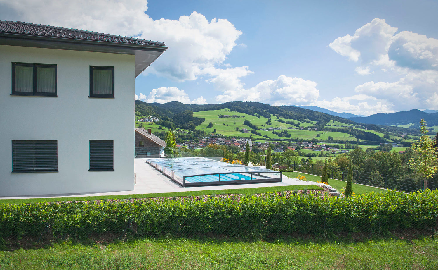 Poolüberdachung in schwarz neben Haus