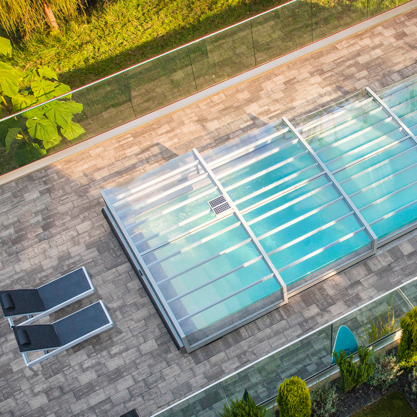 Pool mit Überdachung und Liegestühlen