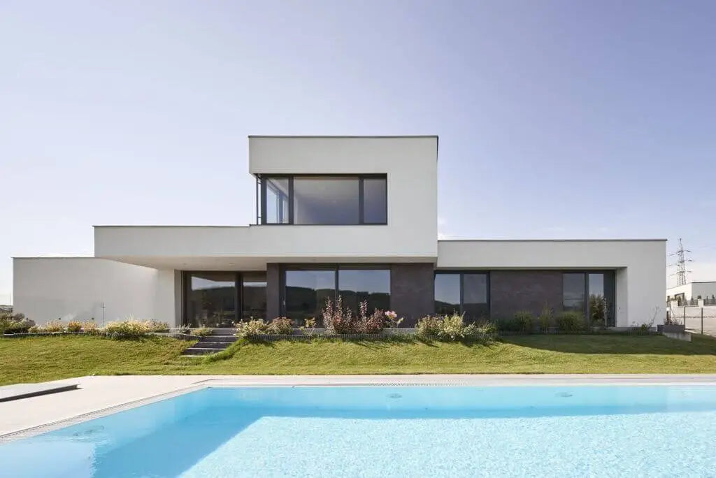 Villa mit Pool mit Überlaufrinne vor dem Haus