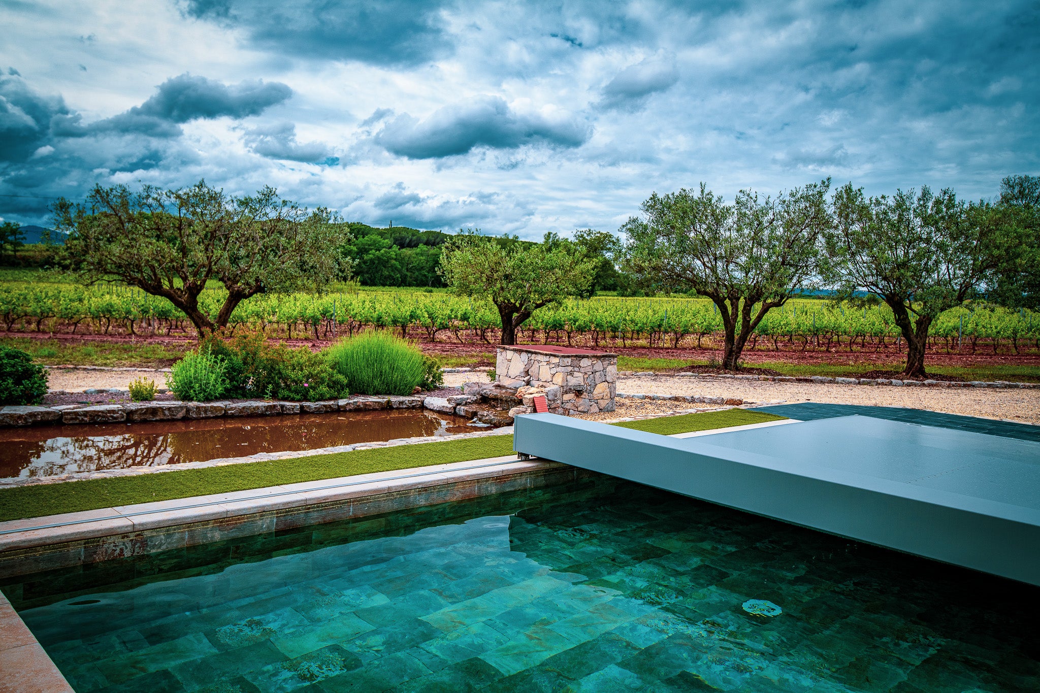 Pool in einem Weinbaugebiet mit Abdeckung